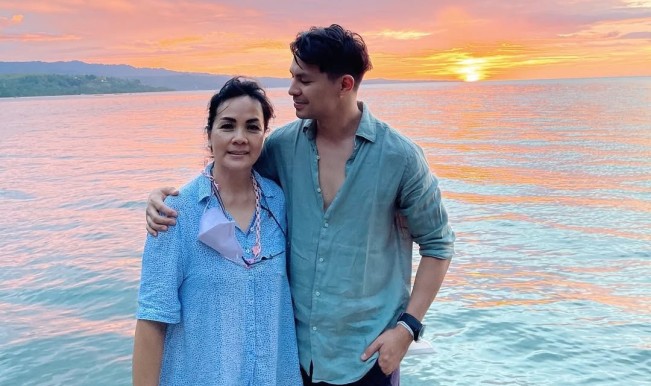 Artis Fero Walandouw bersama ibunda. [Instagram @fero_walandouw]
